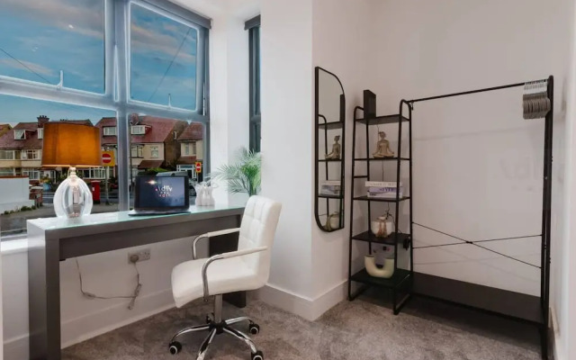 Luxury Seaside Home Parking Sleeps 8 by Adliv