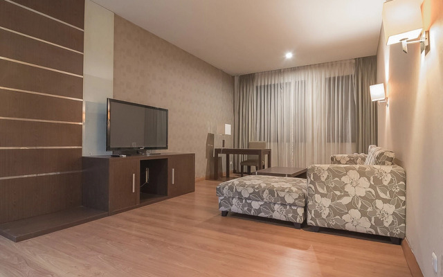 RedDoorz Premium near Paris Van Java Mall