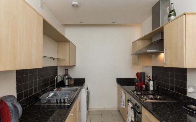 Bright & Spacious 2 Bed w/ Terrace near City Centre