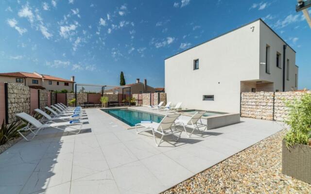 PINNA RESIDENCE - Datul