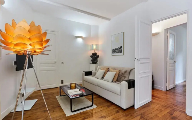 Charming 1 Bedroom Apartment Eiffel Tower