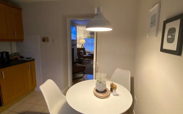 Anglesey Retreat - 2 Beds - Sleeps 3 - Parking
