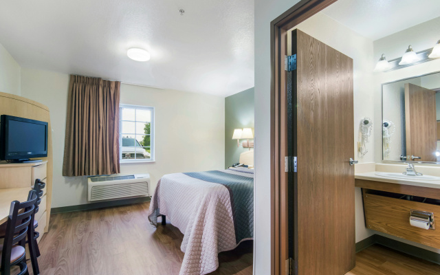 HomeTowne Studios & Suites by Red Roof Bentonville