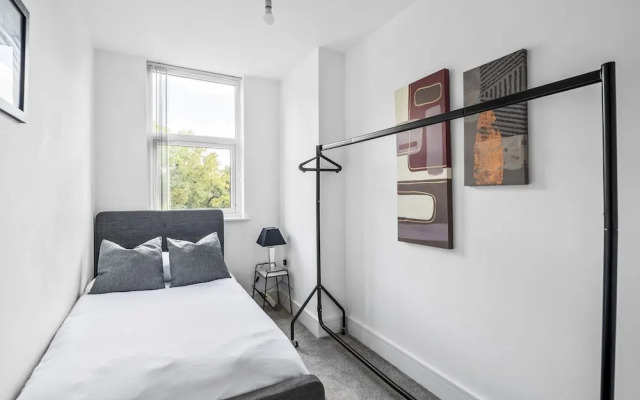Luxurious 2 Bedroom Apartment With Free Parking