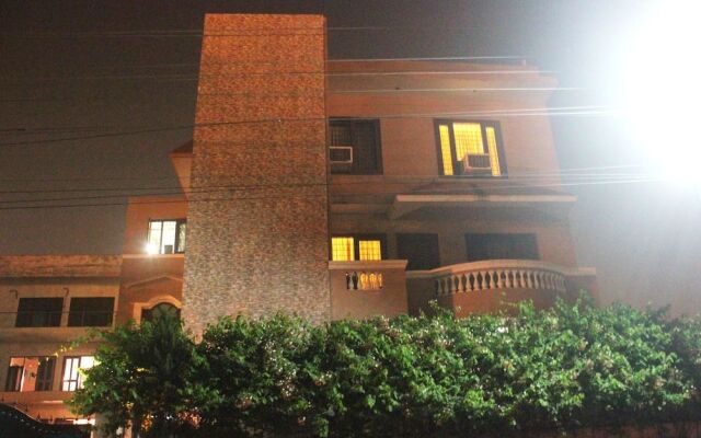 OYO 1875 Hotel Blooms 2