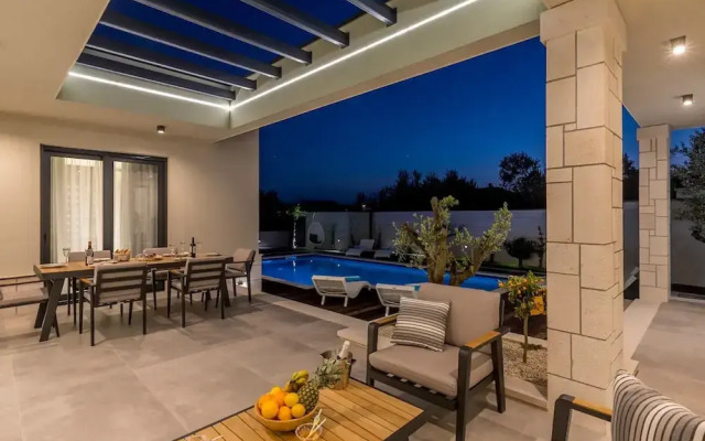 Sophisticated Oasis Residence Villa With Pool