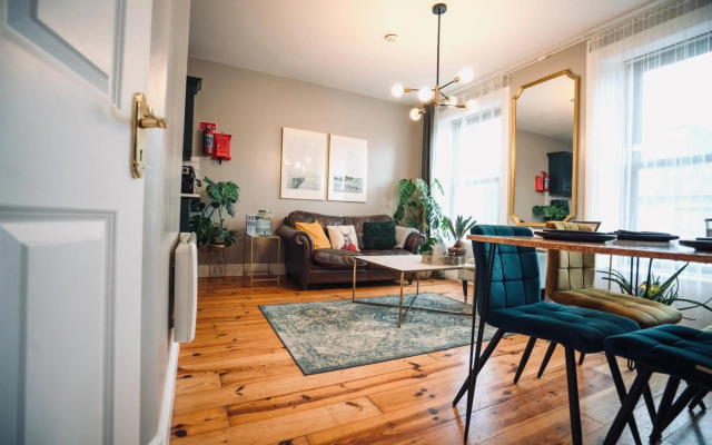 A Stylish 2 Bed Apartment in Cobh Town - Lux Stay