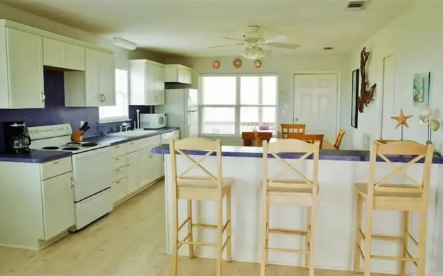 Spacious Retreat W/expansive Yard & Beach Access!