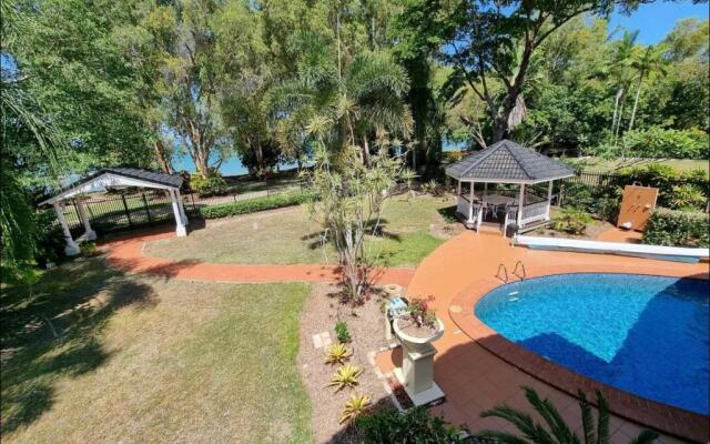 Absolute Beachfront 4 Bedroom Luxury Holiday Home