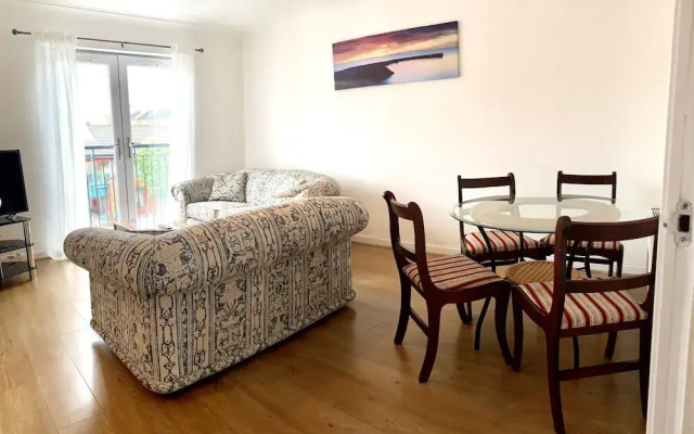 Dennistoun Apartment with Balcony