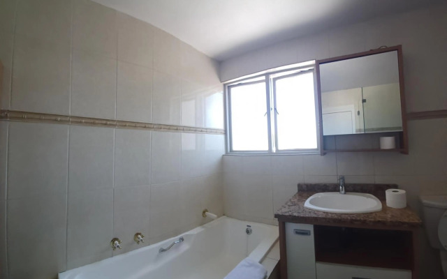 Mount Royal 09 - Large 1 bed with balcony