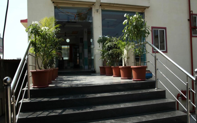 OYO 12355 Hotel New Jagdamba Lodging