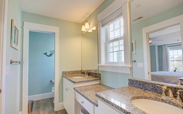 BB31 - Beach Please Community pool