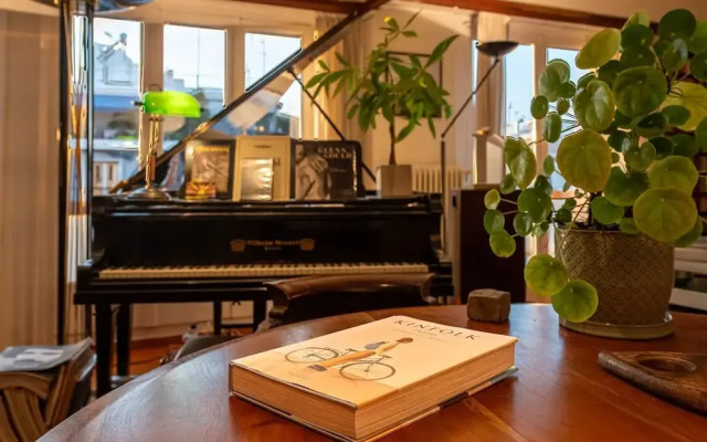 Chic 2BR Bright Penthouse With Open Wood Staircase