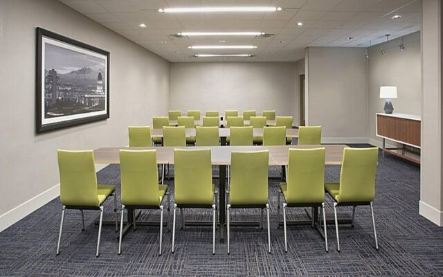 Holiday Inn Express & Suites Kingfisher by IHG