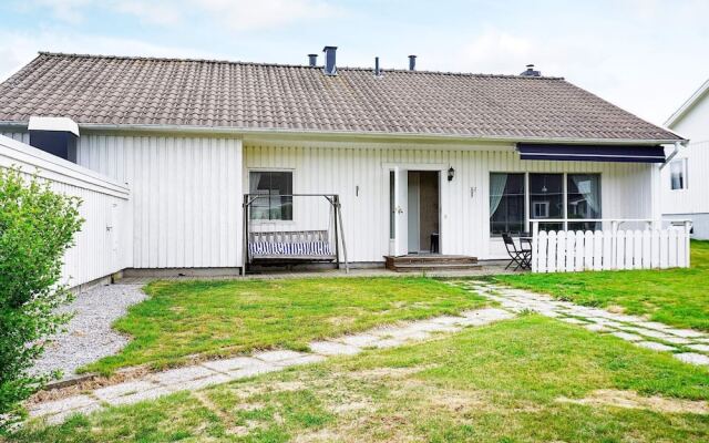 6 Person Holiday Home in Strömstad