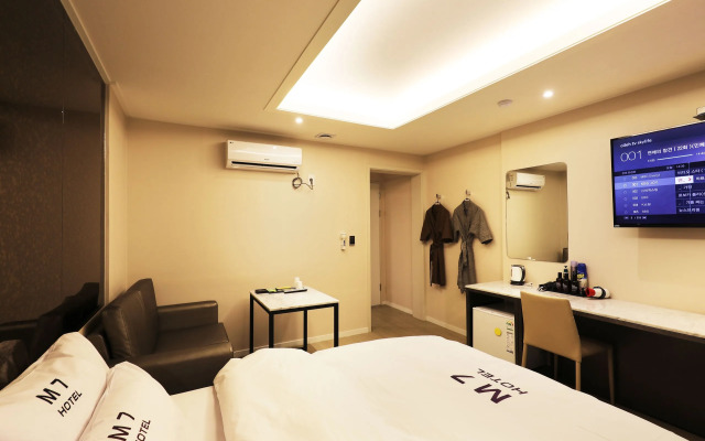 M7 hotel