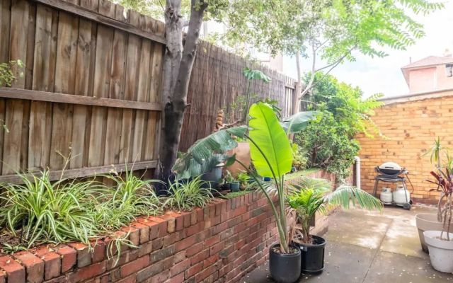 Sunny 1 Bedroom Flat in Quiet St Kilda With Parking, St Kilda