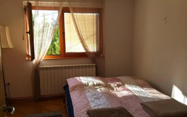 Atraktivni stan sa garažom i internetom