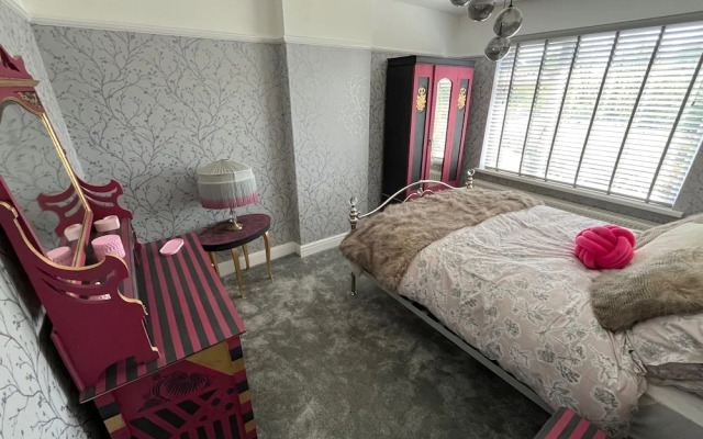 Cardiff - Sleeps 7 - Parking - Jacuzzi - Garden