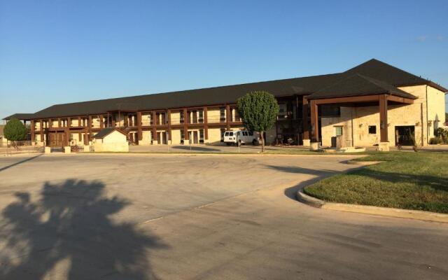 Pearsall Inn & Suites