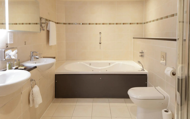 Отель The Cambridge Belfry