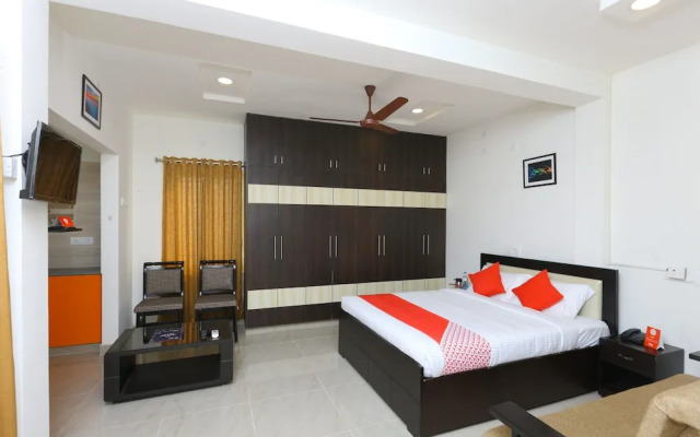 OYO 10701 Moukthi Apartment