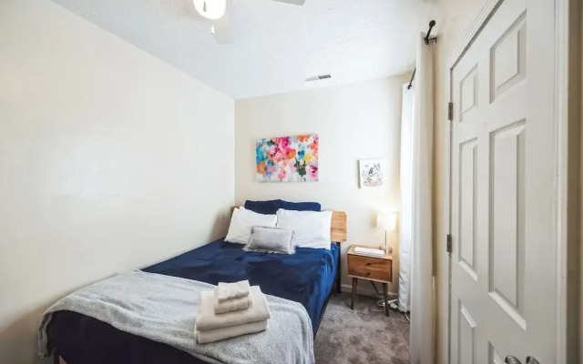 Cozy 2 Bedroom Getaway