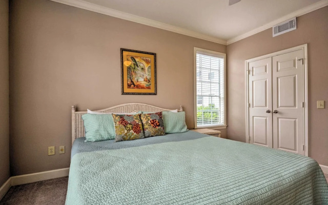 Oceanfront Galveston Condo: Balcony & Pool Access!