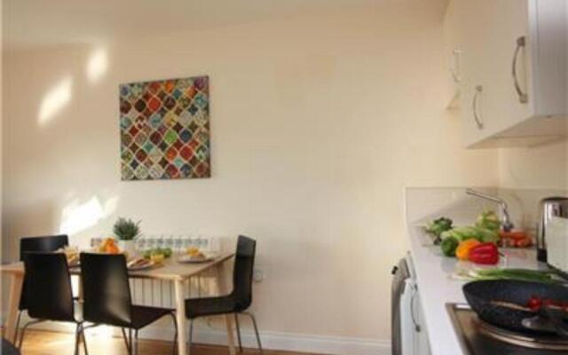 Stayzo Premiere Serviced Accommodation - 17