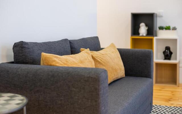 Low Cost Parking - Private Garden - Almada 392