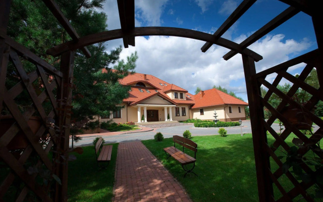 Hotel Dworek Tryumf Dąbrowscy Spółka Jawna
