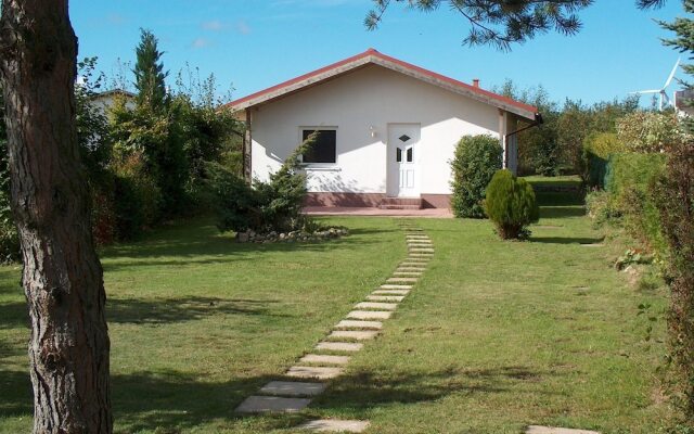 Charming Bungalow with Fenced Garden in Bastorf