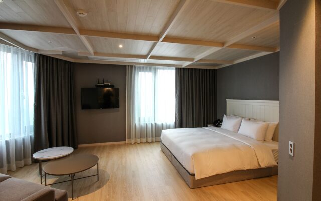 Golden Tulip Ever Yongin Hotel