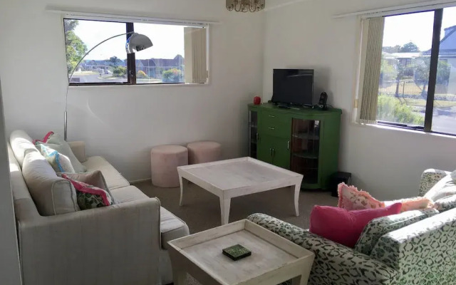 Sunny Holiday Home Near the Beach