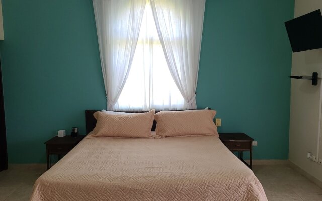 Villa Hermosa a Spacious Villa Close to Downtown