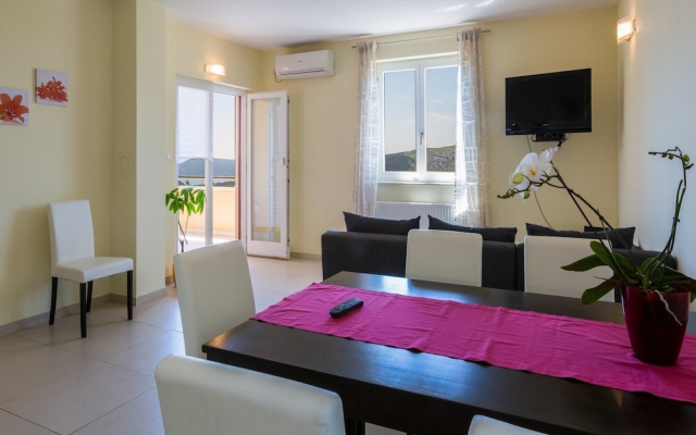 Adorable Holiday Home With Private Pool & Great Covered Terrace