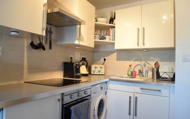 2 Bedroom Apartment Near Wimbledon