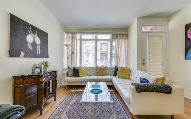Newly Decorated 2BR Yorkville Home