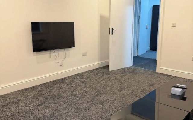 Peaceful Luton Apartment With Electric Heating & Wifi