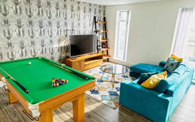 Attractive 2 Bedroom Penthouse with free Parking
