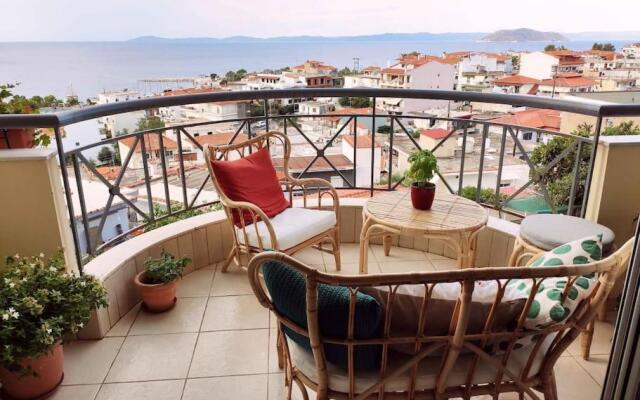 Fully equipped 2-bedroom flat unique view all year