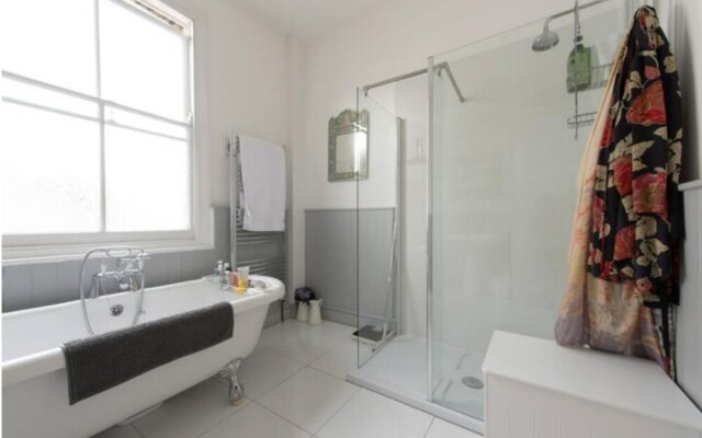 NEW Charming 1BD House With Patio in London