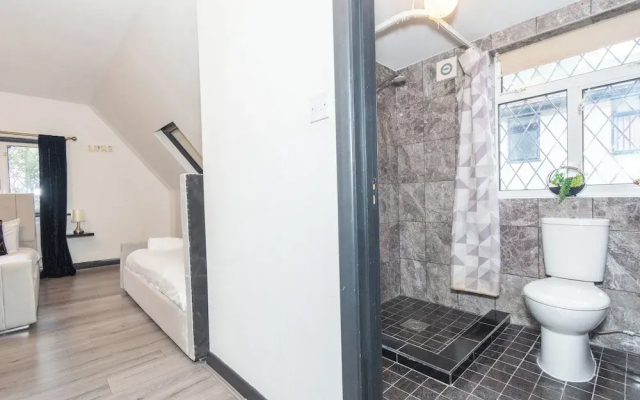 Heathrow House with Hot tub and Garden