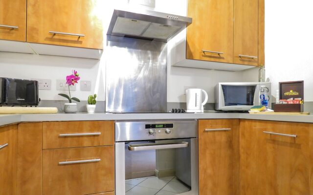 Tudors Esuites Skyline City Apartment