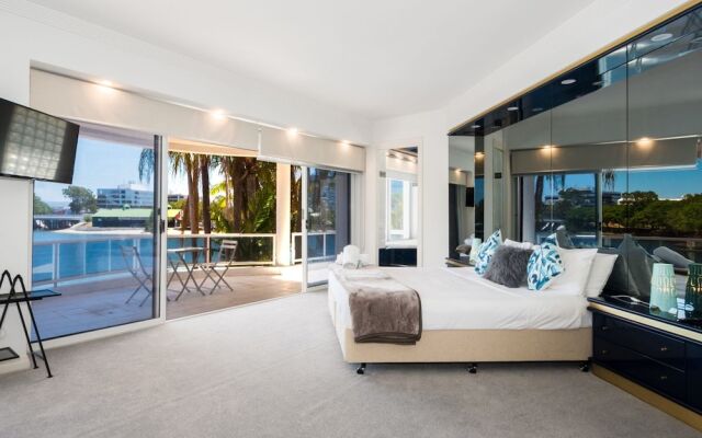 Edgewater on Chevron Waterfront 5 Bedroom Deluxe House Central Surfers