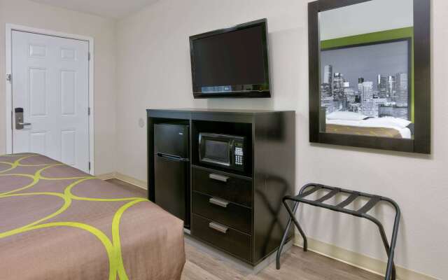 Super 8 by Wyndham Palestine