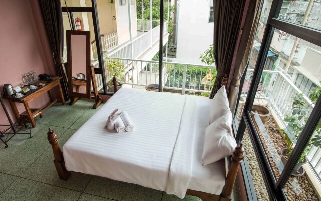 Feung Nakorn Balcony Rooms and Cafe