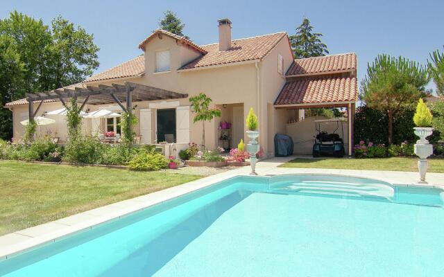 Classy Villa in Ecuras-Rouzède with Private Garden