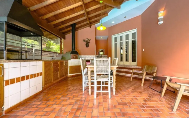 Casa Alto Padrão na Granja Viana - Cond. Fechado